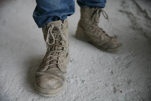 Wellington. kirli önyükleme. bot, çizme, bot bağcıklarımı, Erkek ayakkabıları, askerin çizmeler, ayak, Ayakkabı, gri ayakkabı, kirli ayakkabı, adam, savaşçı, asfalt, asfalt üzerinde durmak, Çizmeli stand