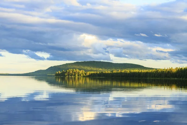 Lago Montaña Nubes Boscosas Hermosas Paisaje Verano — Foto de Stock