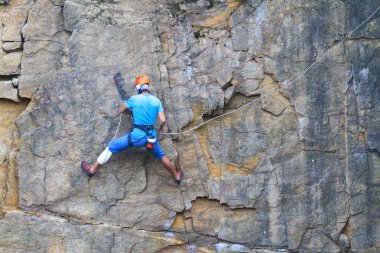 Dağcı sigorta üzerinde sarp bir uçurum giderir.