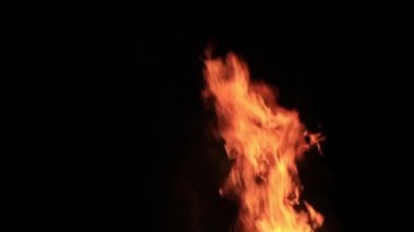 alevler gecenin içinde titremeye