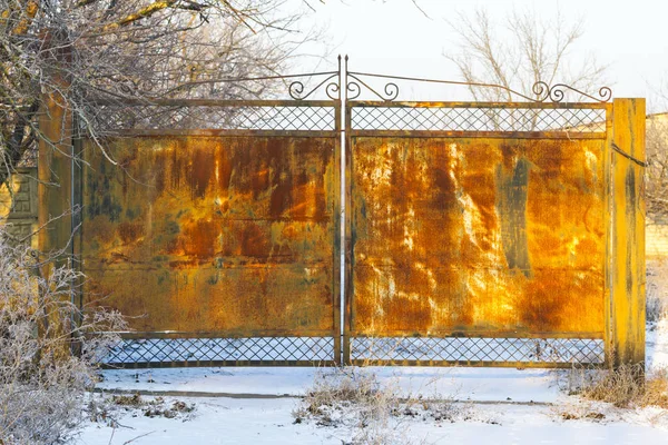 Cancello arrugginito nel paesaggio invernale — Foto Stock