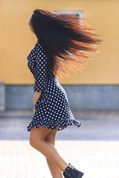 Chica y pelo bellamente que fluye — Foto de Stock