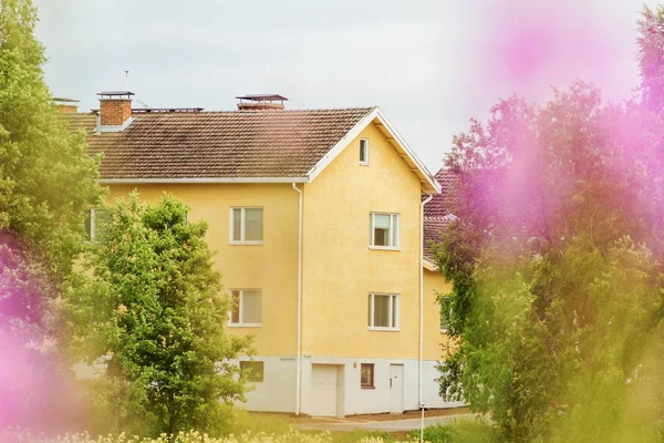 Linda casa está llena de flores de primavera — Foto de Stock