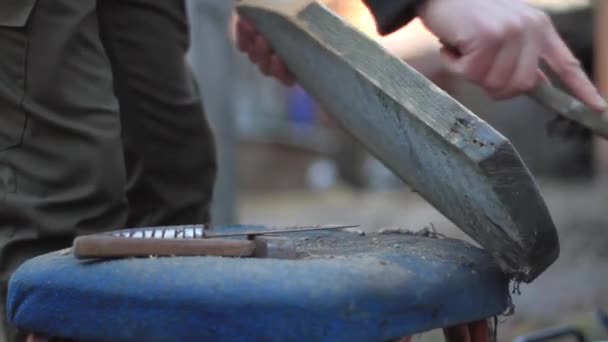 Hombre moler el tablero con un cepillo de metal — Vídeos de Stock