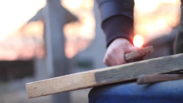 Mann poliert Holz Masterboard — Stockvideo
