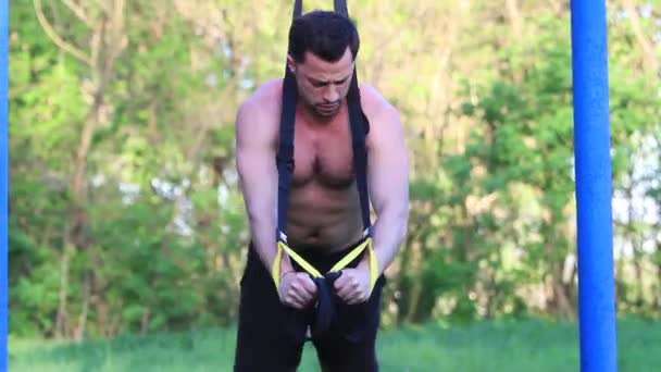 Homme va dans pour le sport en plein air — Video