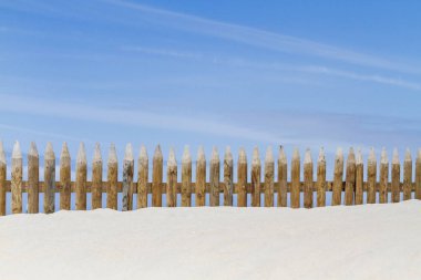 bir kum ulağa güzel ahşap çit