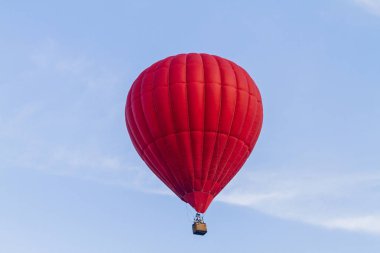 kırmızı hava balonu mavi gökyüzünde uçar