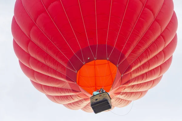 Rode ballon vliegt in de lucht — Stockfoto