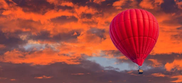 Reis in een ballon op de zonsondergang hemel — Stockfoto