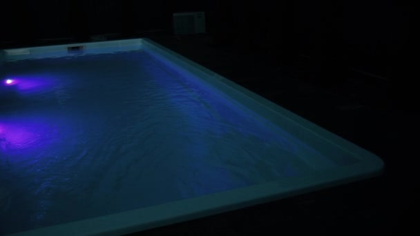 夜深人静的背光游泳池 — 图库视频影像