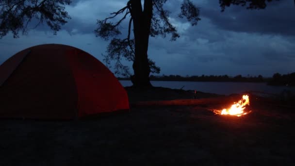 Tenda e fogueira à noite câmera lenta — Vídeo de Stock