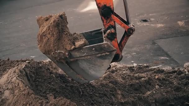Exkavátor vödör önti homok a gödörbe — Stock videók