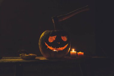 Vücudunda baltalar olan balkabağı kafa.