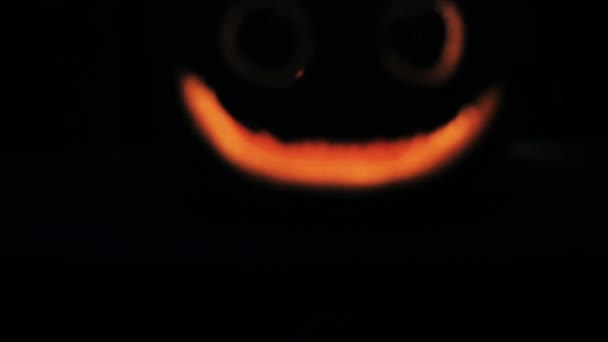 Cabeza de calabaza con una sonrisa en la noche — Vídeos de Stock