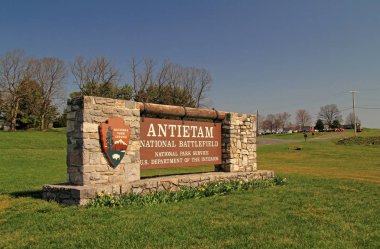 Sharpsburg, Md 14 Nisan: Bir büyük ve ayrıntılı taş ve ahşap işareti ağırlıyor Antietam ulusal savaş Maryland devlet ziyaretçilerine 14 Nisan 2018 Sharpsburg, Md