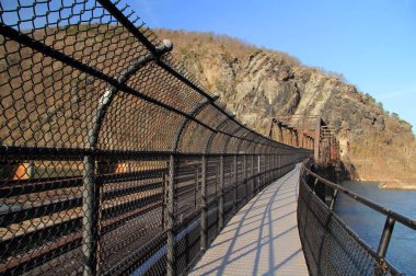 Truss köprü Potomac Nehri aşar ve tarihi kasaba, Harpers Ferry, Batı Virginia, Maryland Heights Maryland devlet, Harpers Ferry Milli Tarih Parkı bağlanır
