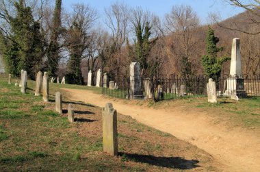 Harpers Ferry, Wv - Nisan 13: Harper mezarlığı pitoresk kasaba Harpers Ferry bakan ve kentlerinden gelen önemli rakamlar kalıntıları içeren 13 Nisan 2018 yılında Harpers Ferry, Wv geçmiş