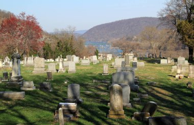 Harpers Ferry, Wv - Nisan 13: Harper mezarlığı pitoresk kasaba Harpers Ferry bakan ve kentlerinden gelen önemli rakamlar kalıntıları içeren 13 Nisan 2018 yılında Harpers Ferry, Wv geçmiş