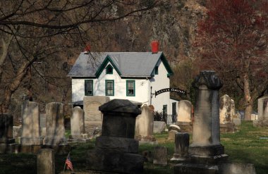 Harpers Ferry, Wv - Nisan 13: Harper mezarlığı pitoresk kasaba Harpers Ferry bakan ve kentlerinden gelen önemli rakamlar kalıntıları içeren 13 Nisan 2018 yılında Harpers Ferry, Wv geçmiş