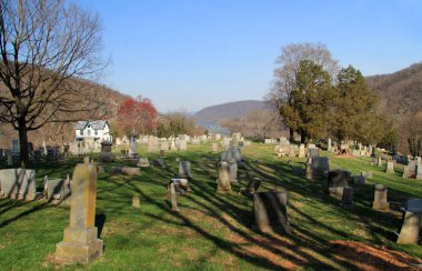 Harpers Ferry, Wv - Nisan 13: Harper mezarlığı pitoresk kasaba Harpers Ferry bakan ve kentlerinden gelen önemli rakamlar kalıntıları içeren 13 Nisan 2018 yılında Harpers Ferry, Wv geçmiş