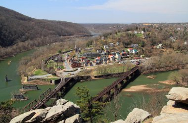 Maryland Heights tarihi Harpers Ferry, hangi çok sayıda iç savaş nişan yer aldı ve Ekim 1859 yılında başarısız köle isyanı yerdi etkileyici manzaralarını sunmaktadır