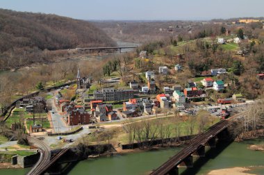 Maryland Heights tarihi Harpers Ferry, hangi çok sayıda iç savaş nişan yer aldı ve Ekim 1859 yılında başarısız köle isyanı yerdi etkileyici manzaralarını sunmaktadır