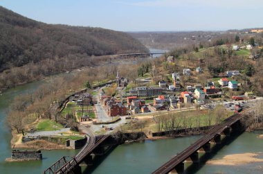 Maryland Heights tarihi Harpers Ferry, hangi çok sayıda iç savaş nişan yer aldı ve Ekim 1859 yılında başarısız köle isyanı yerdi etkileyici manzaralarını sunmaktadır