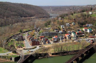Maryland Heights tarihi Harpers Ferry, hangi çok sayıda iç savaş nişan yer aldı ve Ekim 1859 yılında başarısız köle isyanı yerdi etkileyici manzaralarını sunmaktadır