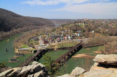 Maryland Heights tarihi Harpers Ferry, hangi çok sayıda iç savaş nişan yer aldı ve Ekim 1859 yılında başarısız köle isyanı yerdi etkileyici manzaralarını sunmaktadır