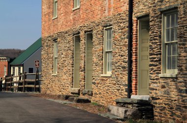 Harpers Ferry, Wv - Nisan 13: Kamu yol Marmion satırın on dokuzuncu yüzyılda 13 Nisan 2018 Harpers Ferry, Wv içinde inşa edildi de dahil olmak üzere çeşitli tarihi yapıların oluşur