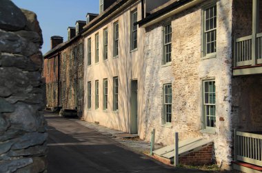 Harpers Ferry, Wv - Nisan 13: Kamu yol Marmion satırın on dokuzuncu yüzyılda 13 Nisan 2018 Harpers Ferry, Wv içinde inşa edildi de dahil olmak üzere çeşitli tarihi yapıların oluşur