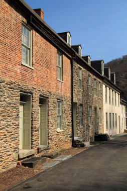 Harpers Ferry, Wv - Nisan 13: Kamu yol Marmion satırın on dokuzuncu yüzyılda 13 Nisan 2018 Harpers Ferry, Wv içinde inşa edildi de dahil olmak üzere çeşitli tarihi yapıların oluşur
