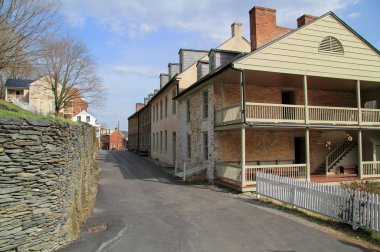 Harpers Ferry, Wv - Nisan 13: Kamu yol Marmion satırın on dokuzuncu yüzyılda 13 Nisan 2018 Harpers Ferry, Wv içinde inşa edildi de dahil olmak üzere çeşitli tarihi yapıların oluşur