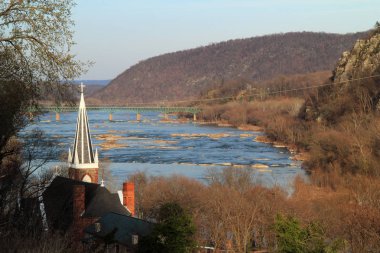 St Peters Roma Katolik Kilisesi, görüldü burada Shenandoah ve Potomac nehirler, bakan belki de en önemli dönüm noktası içinde şirin kasaba, Harpers Ferry, Batı Virginia olduğunu