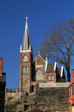 St Peters Roma Katolik Kilisesi'nin çan kulesi yüksek yukarıda tarihi şehir, Harpers 1859 yılında büyük köle isyanı teşvik için başarısız girişim John Browns meşhur ettiği feribot, Batı Virginia, yükselir