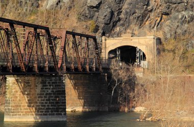 Truss köprü Potomac Nehri aşar ve tarihi kasaba, Harpers Ferry, Batı Virginia, Maryland Heights Maryland devlet, Harpers Ferry Milli Tarih Parkı bağlanır