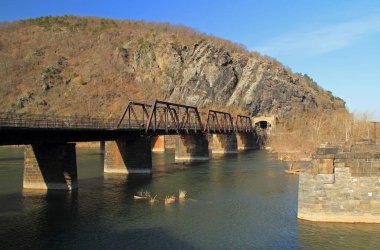 Truss köprü Potomac Nehri aşar ve tarihi kasaba, Harpers Ferry, Batı Virginia, Maryland Heights Maryland devlet, Harpers Ferry Milli Tarih Parkı bağlanır