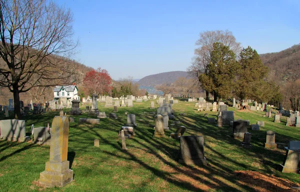 Harpers Ferry, Wv - Nisan 13: Harper mezarlığı pitoresk kasaba Harpers Ferry bakan ve kentlerinden gelen önemli rakamlar kalıntıları içeren 13 Nisan 2018 yılında Harpers Ferry, Wv geçmiş