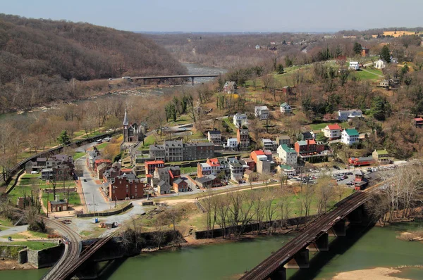 Maryland Heights tarihi Harpers Ferry, hangi çok sayıda iç savaş nişan yer aldı ve Ekim 1859 yılında başarısız köle isyanı yerdi etkileyici manzaralarını sunmaktadır