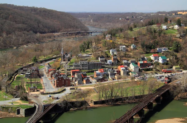 Maryland Heights tarihi Harpers Ferry, hangi çok sayıda iç savaş nişan yer aldı ve Ekim 1859 yılında başarısız köle isyanı yerdi etkileyici manzaralarını sunmaktadır