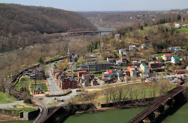 Maryland Heights tarihi Harpers Ferry, hangi çok sayıda iç savaş nişan yer aldı ve Ekim 1859 yılında başarısız köle isyanı yerdi etkileyici manzaralarını sunmaktadır