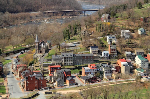 Maryland Heights tarihi Harpers Ferry, hangi çok sayıda iç savaş nişan yer aldı ve Ekim 1859 yılında başarısız köle isyanı yerdi etkileyici manzaralarını sunmaktadır