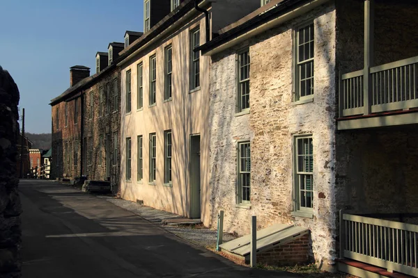 Harpers Ferry, Wv - Nisan 13: Kamu yol Marmion satırın on dokuzuncu yüzyılda 13 Nisan 2018 Harpers Ferry, Wv içinde inşa edildi de dahil olmak üzere çeşitli tarihi yapıların oluşur