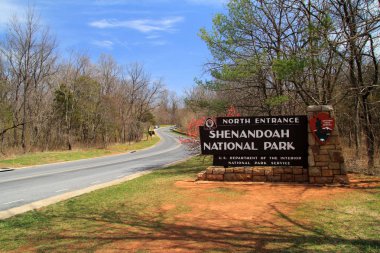 Shenandoah Milli Parkı, Va - 12 Nisan: Ayrıntılı bir işareti Skyline sürücü Shenandoah Milli Parkı'nda Virginia'da bulunan 12 Nisan 2018 Shenandoah Milli Parkı, Va, ziyaretçi ağırlıyor.