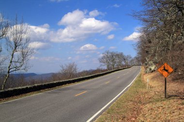 Doğal manzarası sürücü Appalaş Dağları arasından güzel Shenandoah Milli Parkı'nda Virginia devlet Amerika Birleşik Devletleri Batı kesiminde yer alan, yapar.