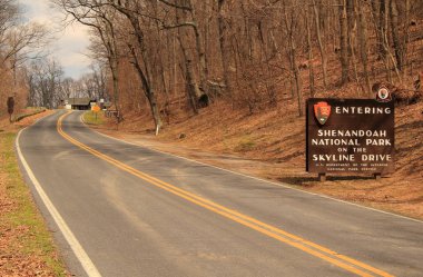 Shenandoah Milli Parkı, Va - 12 Nisan: Ayrıntılı bir işareti Skyline sürücü Shenandoah Milli Parkı'nda Virginia'da bulunan 12 Nisan 2018 Shenandoah Milli Parkı, Va, ziyaretçi ağırlıyor.