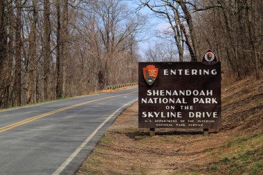 Shenandoah Milli Parkı, Va - 12 Nisan: Ayrıntılı bir işareti Skyline sürücü Shenandoah Milli Parkı'nda Virginia'da bulunan 12 Nisan 2018 Shenandoah Milli Parkı, Va, ziyaretçi ağırlıyor.