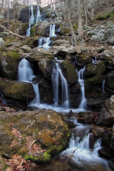 Doğal karanlık oyuk Falls Shenandoah Milli Parkı, Virginia'da bir park manzarası sürücünün yanındaki konumdan kolayca erişilebilir bir kısa ama yorucu iz üzerinden gezmiş