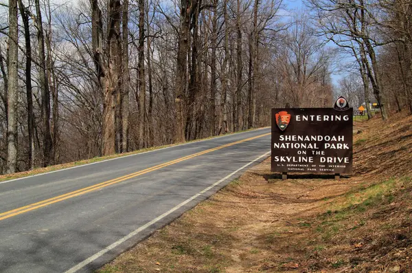 Shenandoah National Park April Genomarbetad Skylt Välkomnar Besökare Till Skyline — Stockfoto